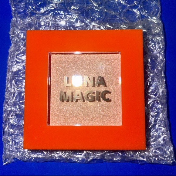 Luna Magic Powder Highlighter-Tulum. Shiny, Light, Bright, Glow, Lift, Cheeks - Picture 2 of 5